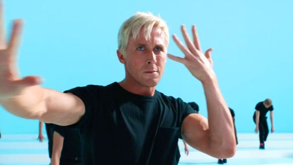 Ryan Gosling em cena de I'm Just Ken, em Barbie