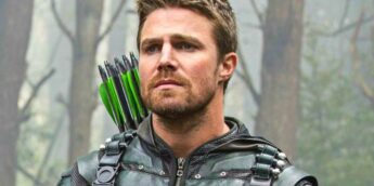 Stephen Amell com traje de Arrow, da DC
