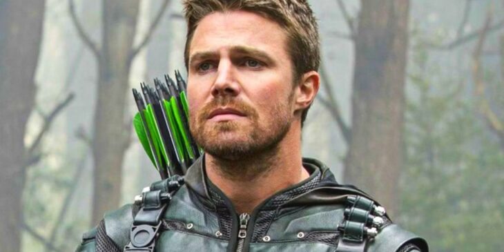 Stephen Amell com traje de Arrow, da DC