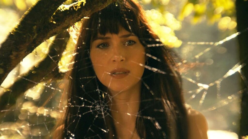 Dakota Johnson no filme Madame Teia