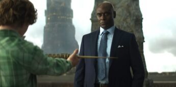 Lance Reddick como Zeus na série Percy Jackson
