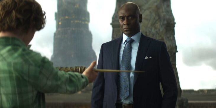 Lance Reddick como Zeus na série Percy Jackson
