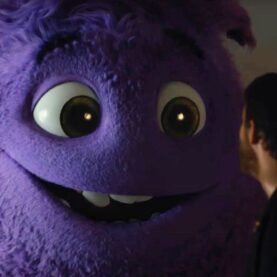Ryan Reynolds diante de monstro em Amigos Imaginários