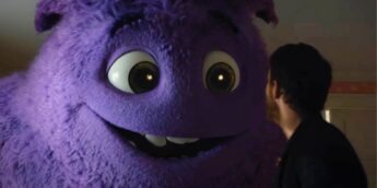 Ryan Reynolds diante de monstro em Amigos Imaginários