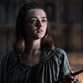 Maisie Williams como Arya Stark em Game of Thrones