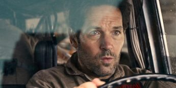 Paul Rudd dirigindo a Ecto-1 em Ghostbusters Apocalipse de Gelo