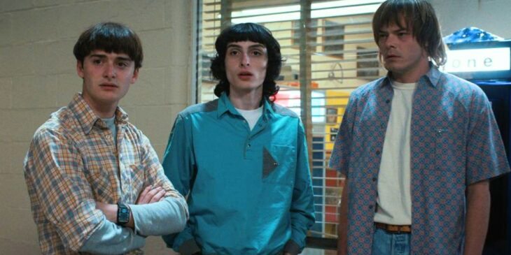 Finn Wolfhard com membros do elenco de Stranger Things