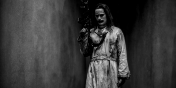 Coringa-de-jared-leto-segurando-uma-metralhadora