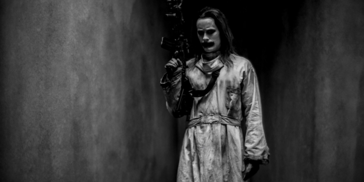 Coringa-de-jared-leto-segurando-uma-metralhadora