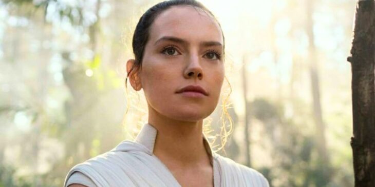 Daisy Ridley com visual de Rey em Star Wars