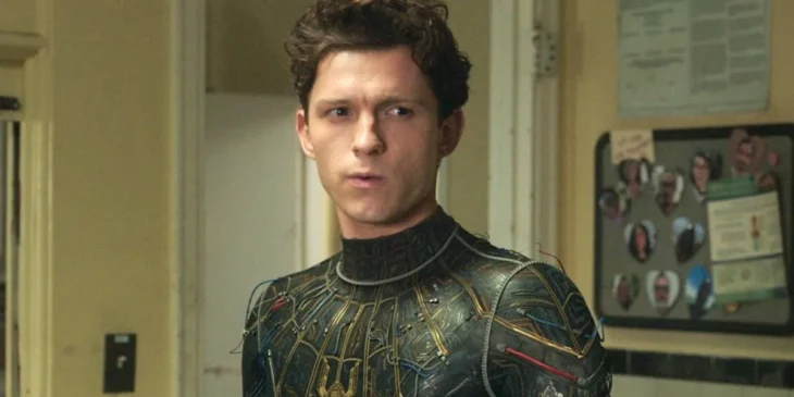Tom Holland com traje preto do Homem-Aranha