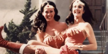 Jeannie Epper e Lynda Cartar nos bastidores de Mulher-Maravilha