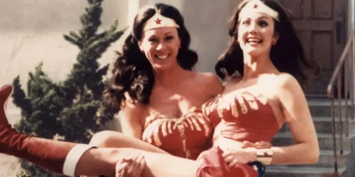 Jeannie Epper e Lynda Cartar nos bastidores de Mulher-Maravilha