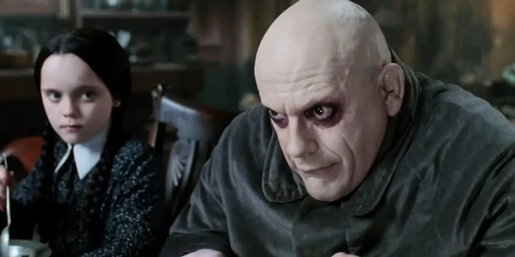 Christopher Lloyd como Tio Chico e Wandinha