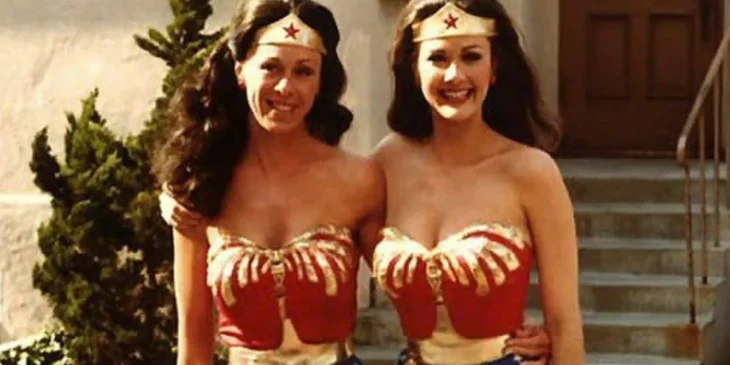 Lynda Carter e Jeannie Epper em Mulher-Maravilha