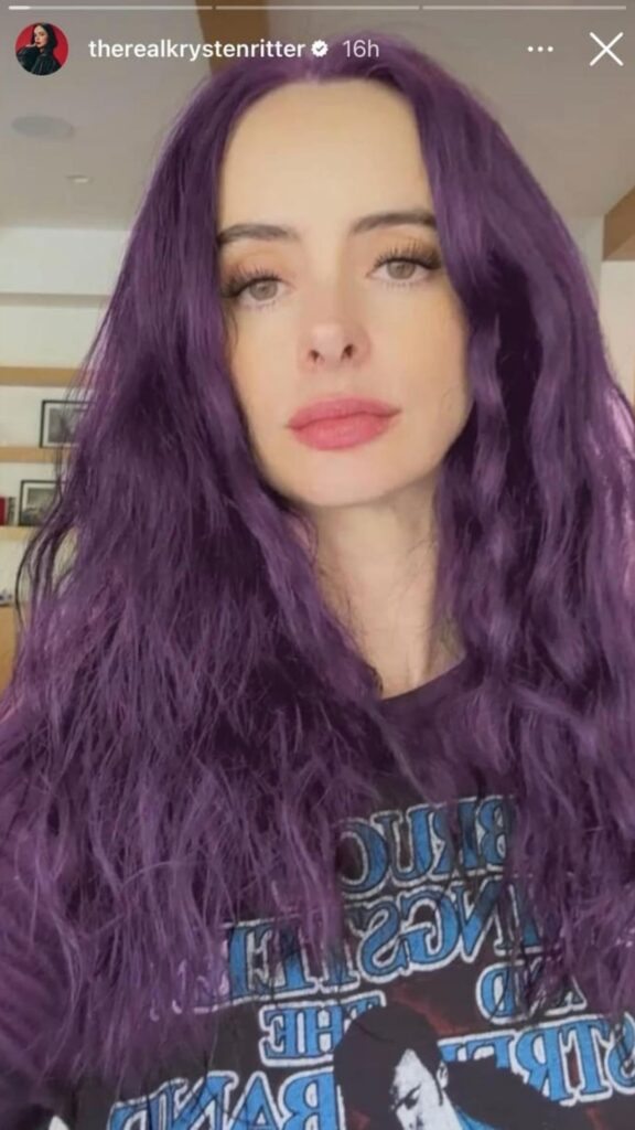 Krysten Ritter com cabelo roxo