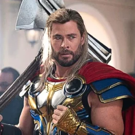Chris Hemsworth caracterizado como THor