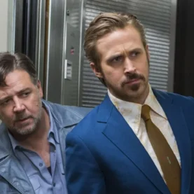 Ryan Gosling e Russell Crowe em Os Caras Legais