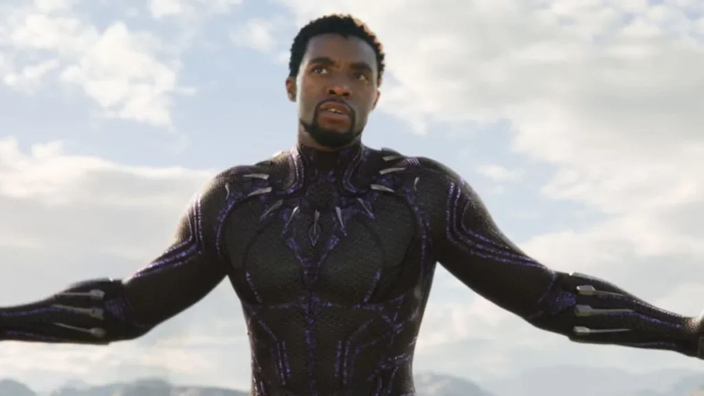 Chadwick Boseman como T'Challa, o Pantera Negra