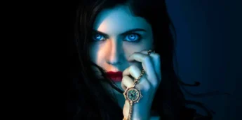 Alexandra Daddario em As Bruxas de Mayfair