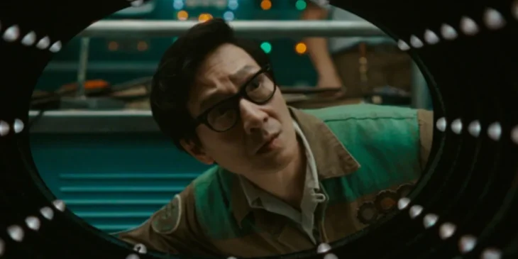 Ke-Huy Quan em Loki