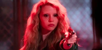 Mia Goth com arma em MaXXXine