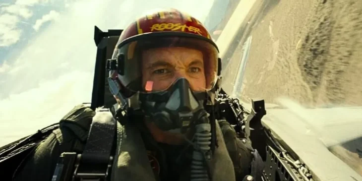 Tom Cruise pilotando caça em Top Gun Maverick
