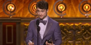 Daniel Radcliffe recebendo prêmio Tony