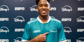 Endrick com a camisa do Disney+