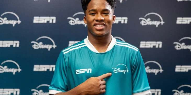 Endrick com a camisa do Disney+