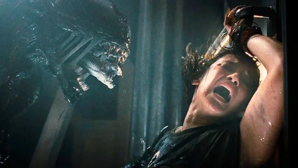 Xenomorfo atacando em Alien Romulus