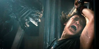Xenomorfo atacando em Alien Romulus