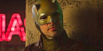 Charlie Cox com traje amarelo do Demolidor