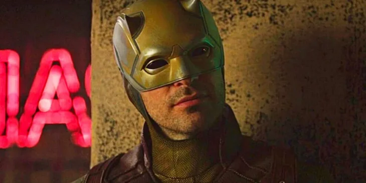 Charlie Cox com traje amarelo do Demolidor