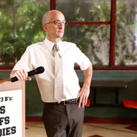 Jim Rash como o Reitor de Community