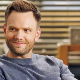Joel McHale como Jeff em Community