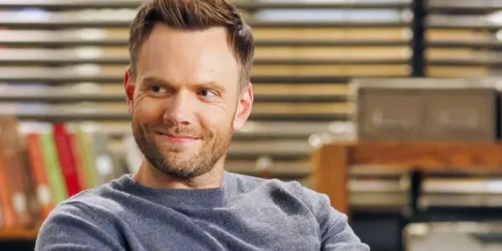 Joel McHale como Jeff em Community