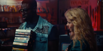 Moses Sumney e Mia Goth em MaXXXine