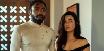 Donald Glover e Maya Erskine em Sr. e Sra. Smith