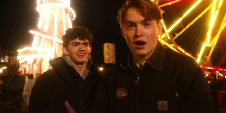 Joe Locke e Kit Connor em bastidores de Heartstopper