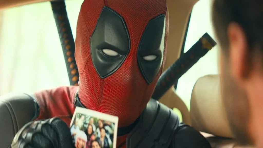 Ryan Reynolds com traje em Deadpool & Wolverine