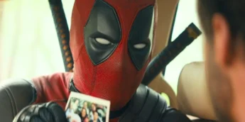 Ryan Reynolds com traje em Deadpool & Wolverine