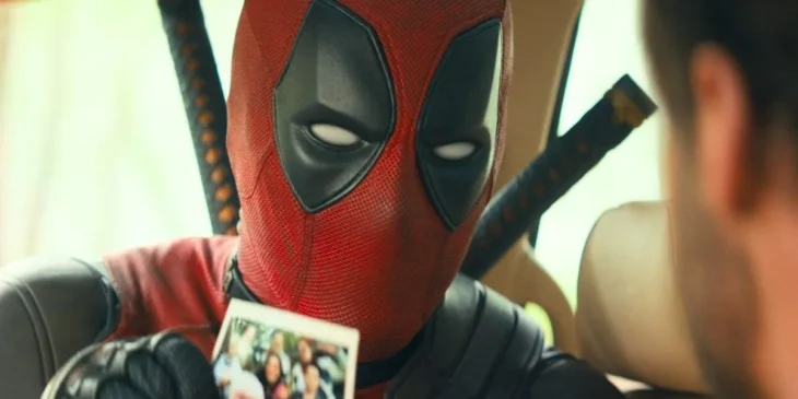Ryan Reynolds com traje em Deadpool & Wolverine