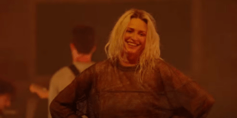 Nova vocalista do Linkin Park, Emily Armstrong celebra retorno da banda