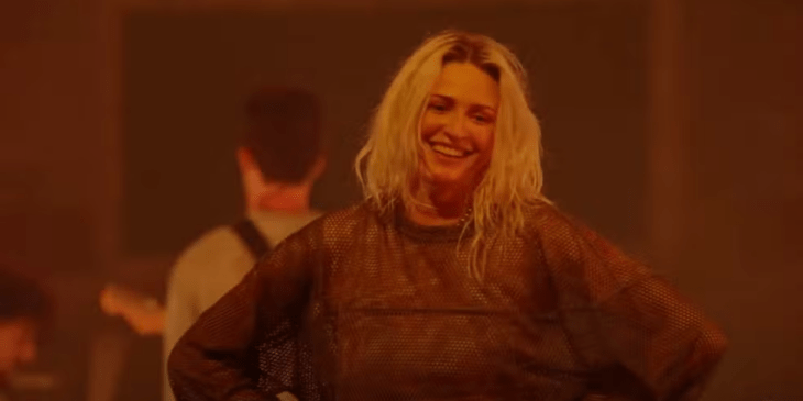Nova vocalista do Linkin Park, Emily Armstrong celebra retorno da banda