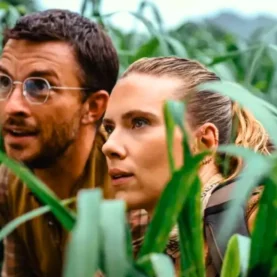 Scarlett Johansson e Jonarthan Bailey em Jurassic World Rebirth