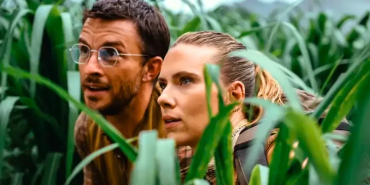 Scarlett Johansson e Jonarthan Bailey em Jurassic World Rebirth