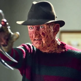 Robert Englund é Freddy Krueger em A Hora do Pesadelo