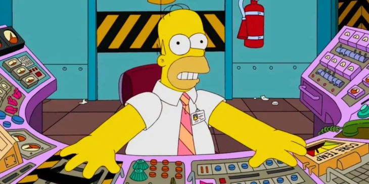 Os Simpsons como Homer consegue manter seu emprego