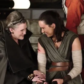 Daisy Ridley e Carrie Fisher em Star Wars